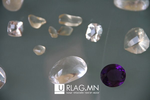 Үнэт чулуун эдлэлийн анхны үзэсгэлэн нээлтээ хийжээ